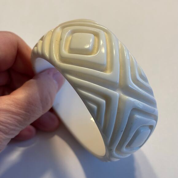 Chunky carved creamy white wide plastic bangle bracelet classic 1980's fashion - Picture 4 of 6